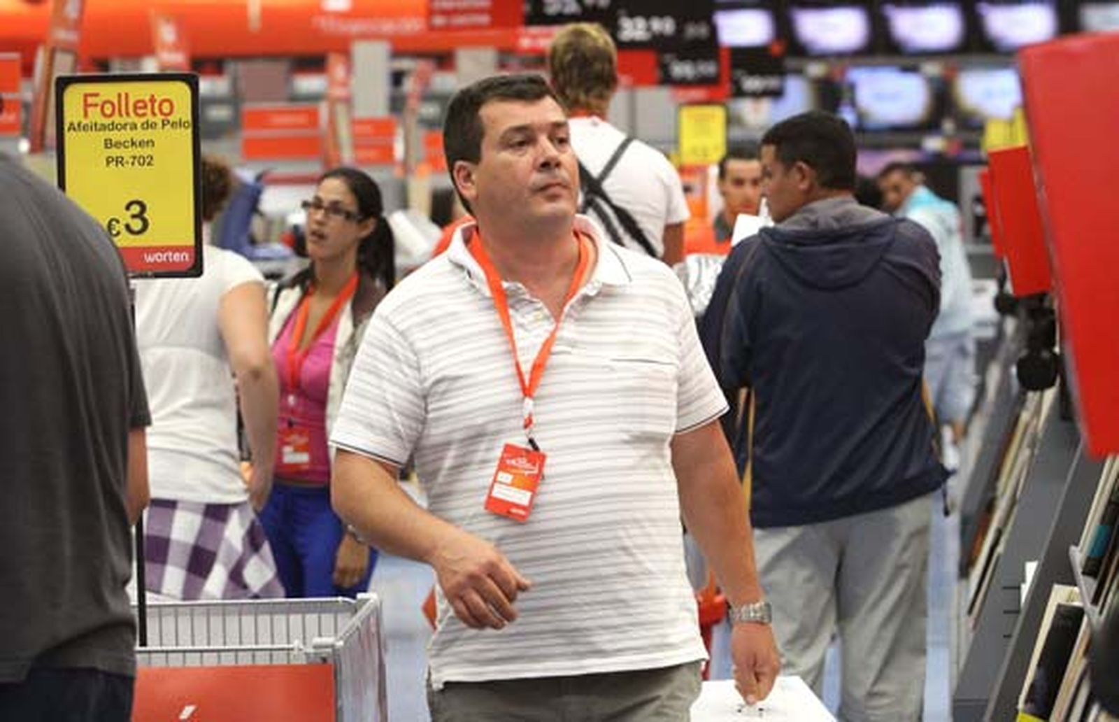 Multitud de personas se agolparon a las afueras de las instalaciones a la espera de la apertura de la nueva tienda Worten instalada en Las Marismas, en la localidad de Los Barrios

Foto: Vanessa Perez