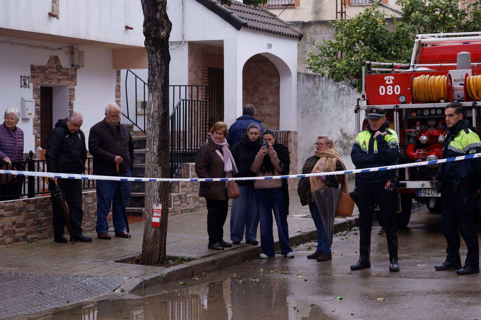 Los vecinos de Alcolea y de las parcelas de Guadalvalle siguen desalojando sus casas, en imágenes