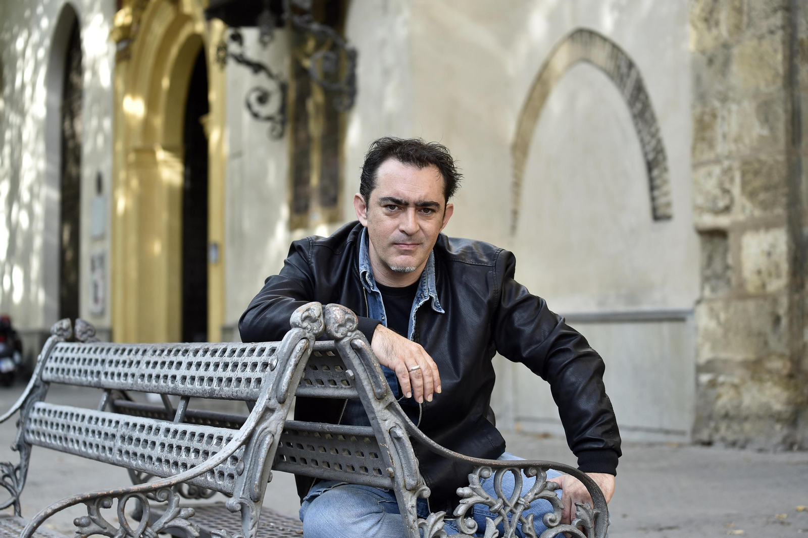 Raúl Rodríguez, fotografiado en una plaza de Sevilla, dedica homenajes a figuras como Ziryab y Bécquer en su nuevo trabajo.