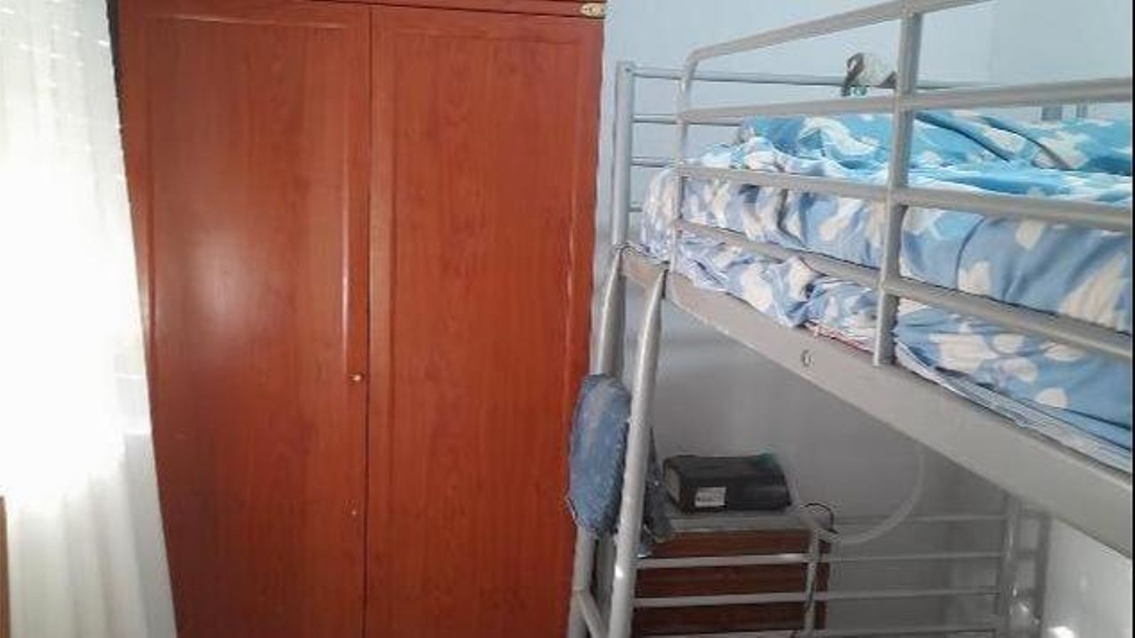 El matrimonio duerme actualmente en literas en un piso tutelado del Ayuntamiento.