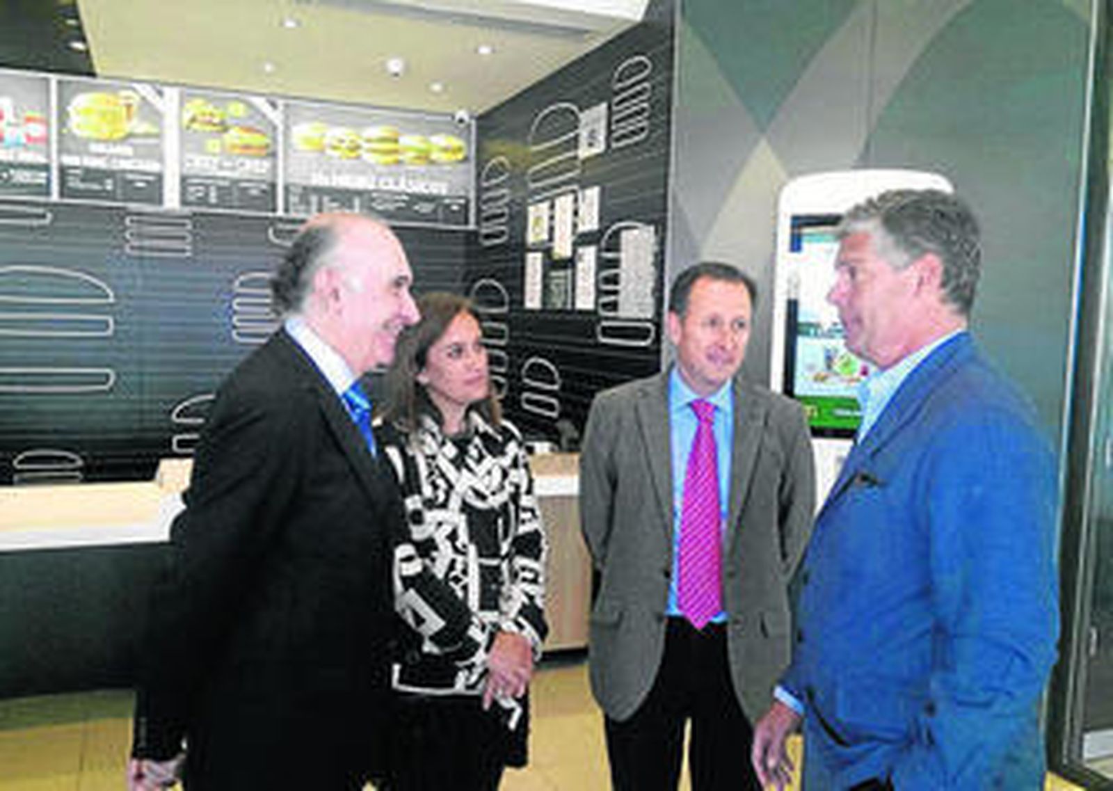 El regidor chiclanero con la edil de Turismo, Ana González, y responsables de la franquicia.