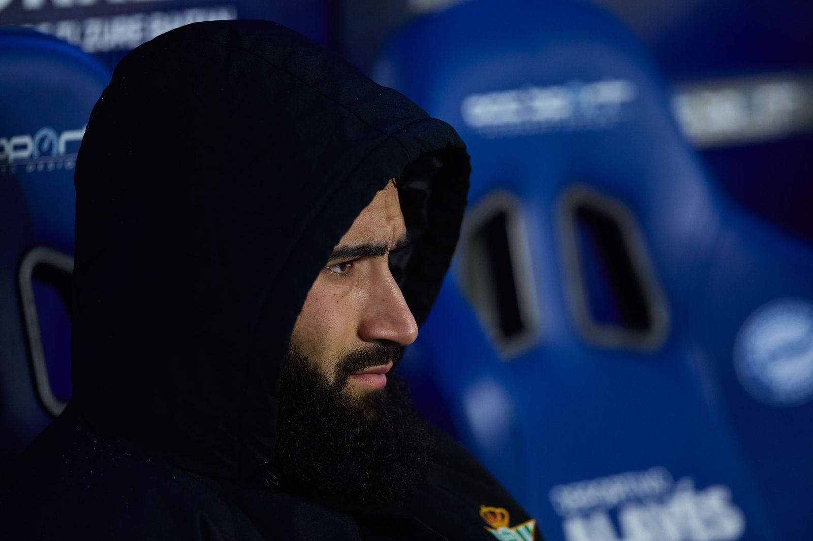 Nabil Fekir, en el banquillo, pensativo durante un encuentro de la presente temporada con el conjunto heliopolitano.