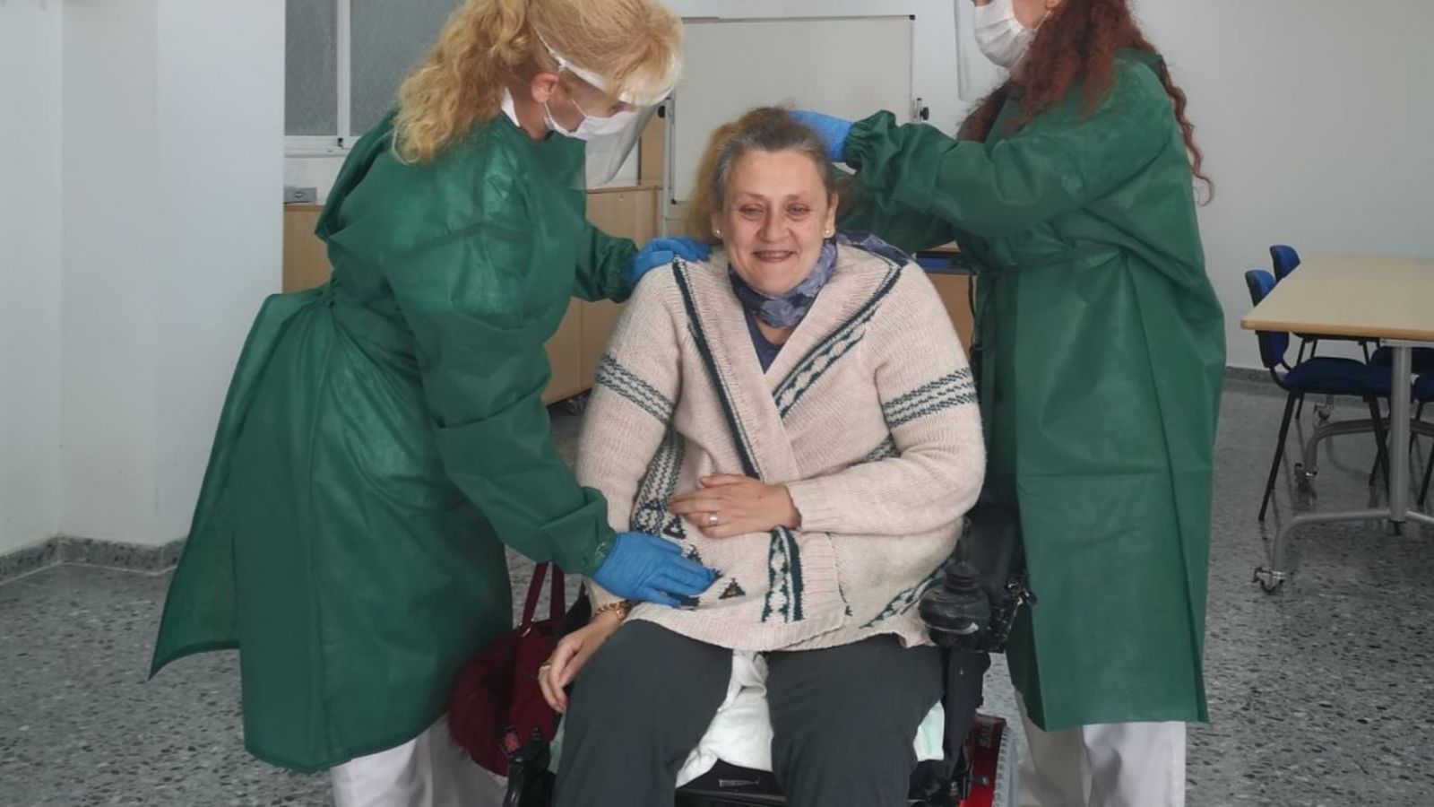 Una residente y trabajadoras, en la residencia de Fegadi Cocemfe de La Línea.