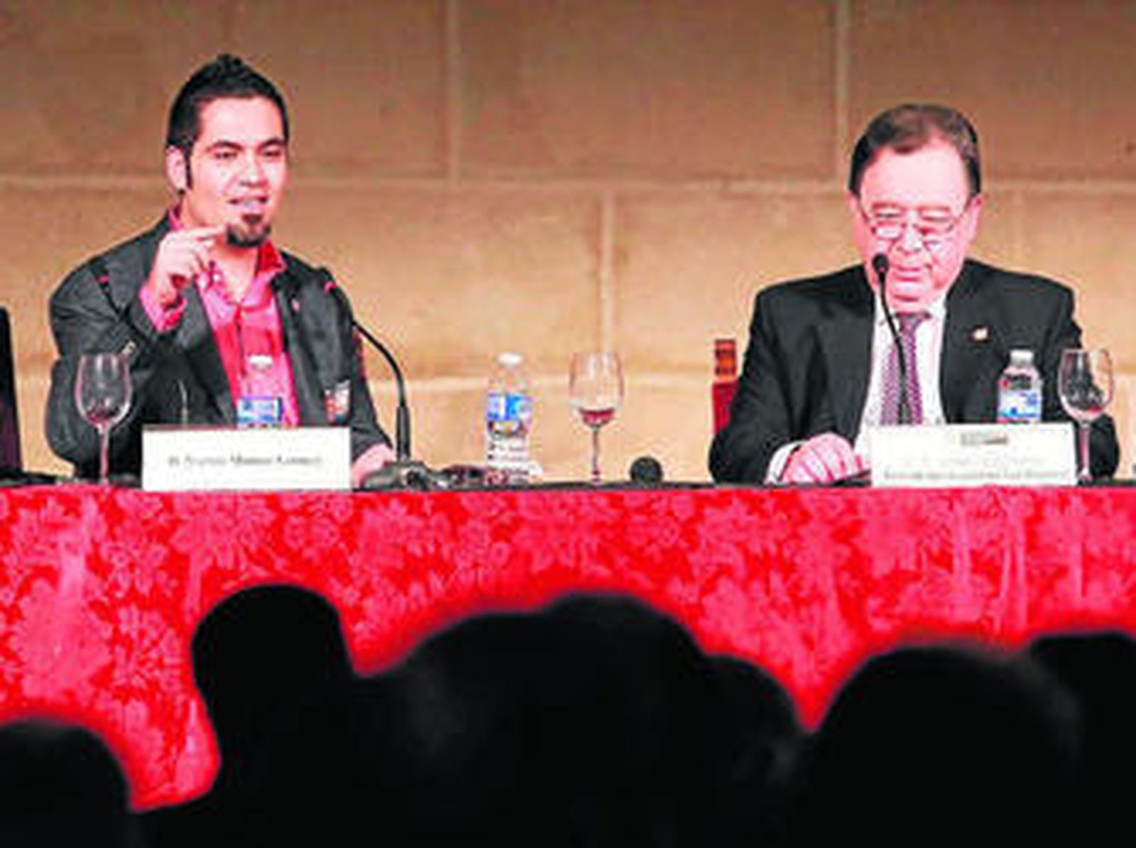 Víctor Muñoz Gómez (i) en la charla que ofreció ayer en los Claustros.