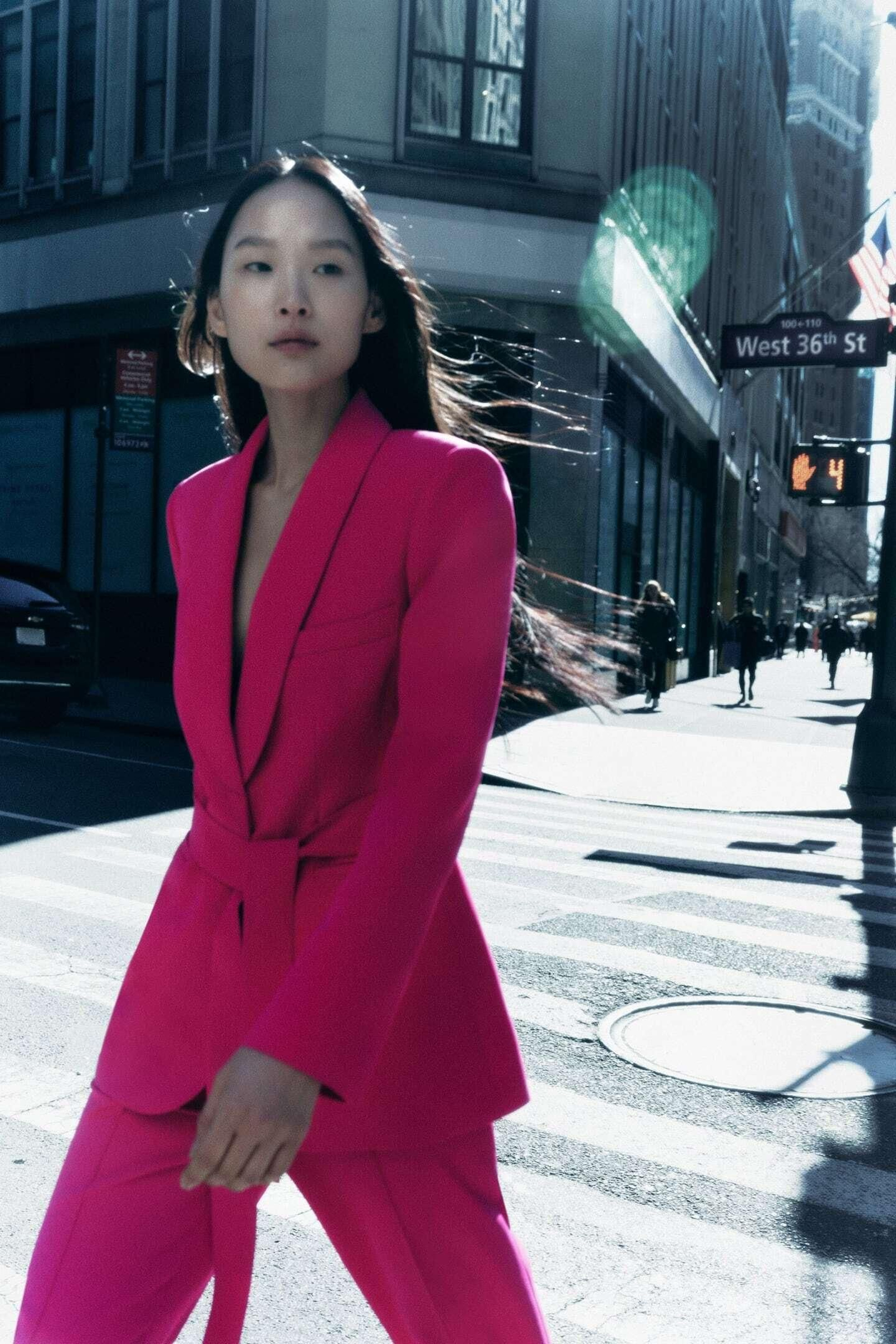 Traje de chaqueta rosa de Zara.