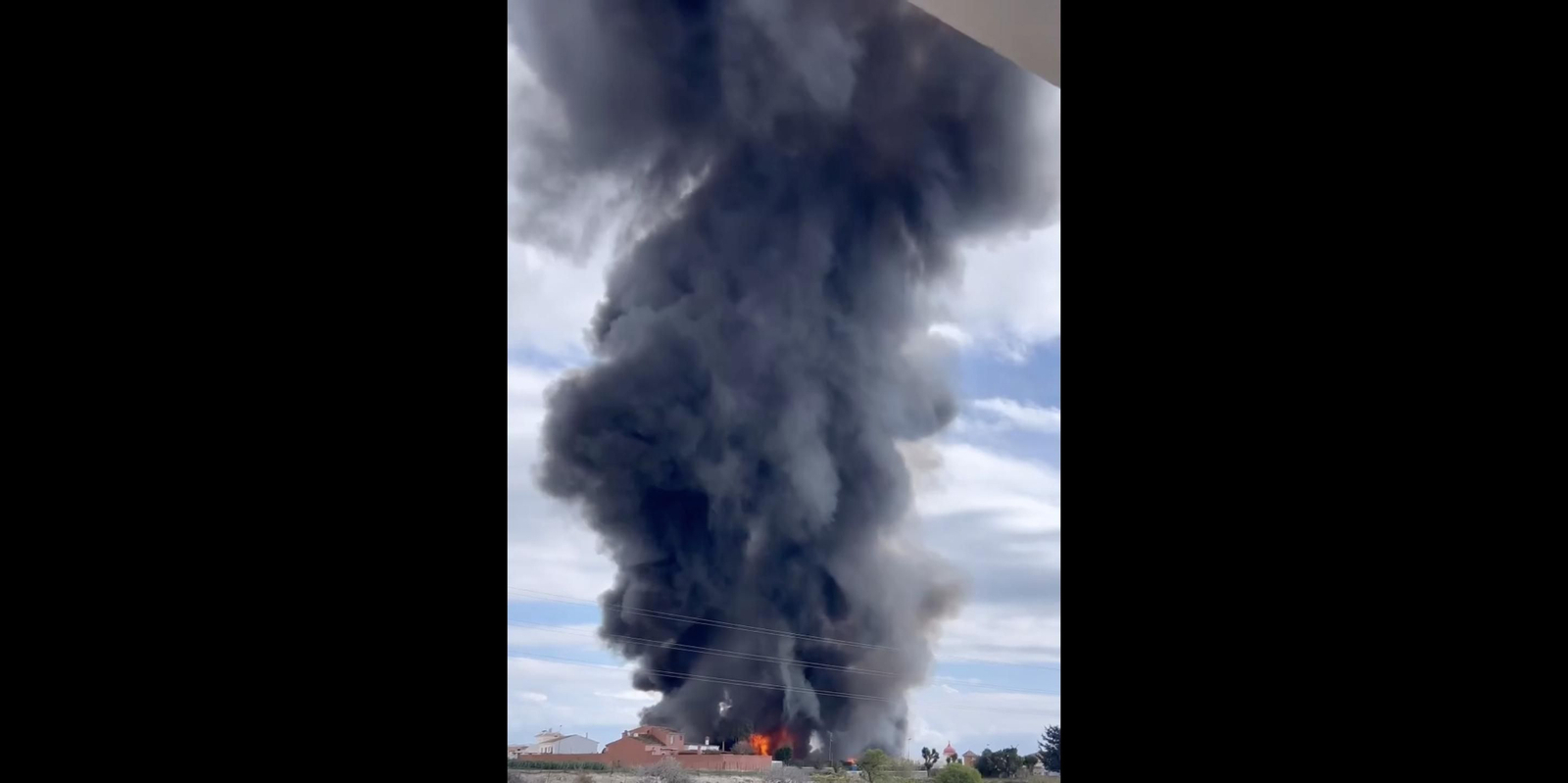 Incendio en una nave de muebles de Mijas.