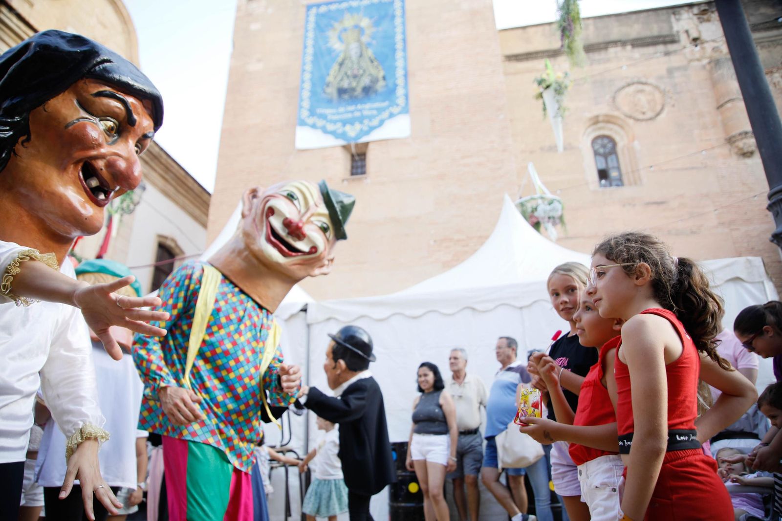 Desfile de Gigantes y Cabezudos de Vera, en imágenes