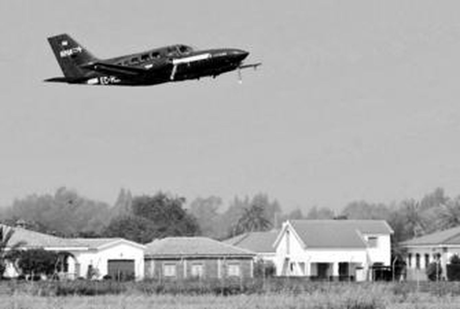 Un avión despega junto a las parcelaciones construidas en las inmediaciones de la pista de aterrizaje.