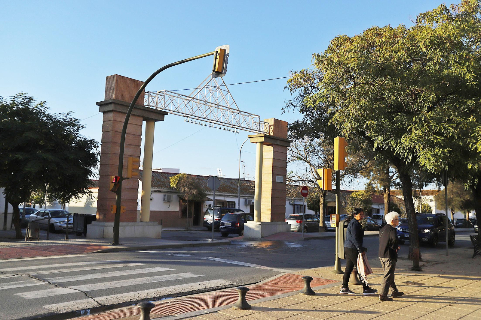La portada principal de acceso a la Barriada de la Navidad.