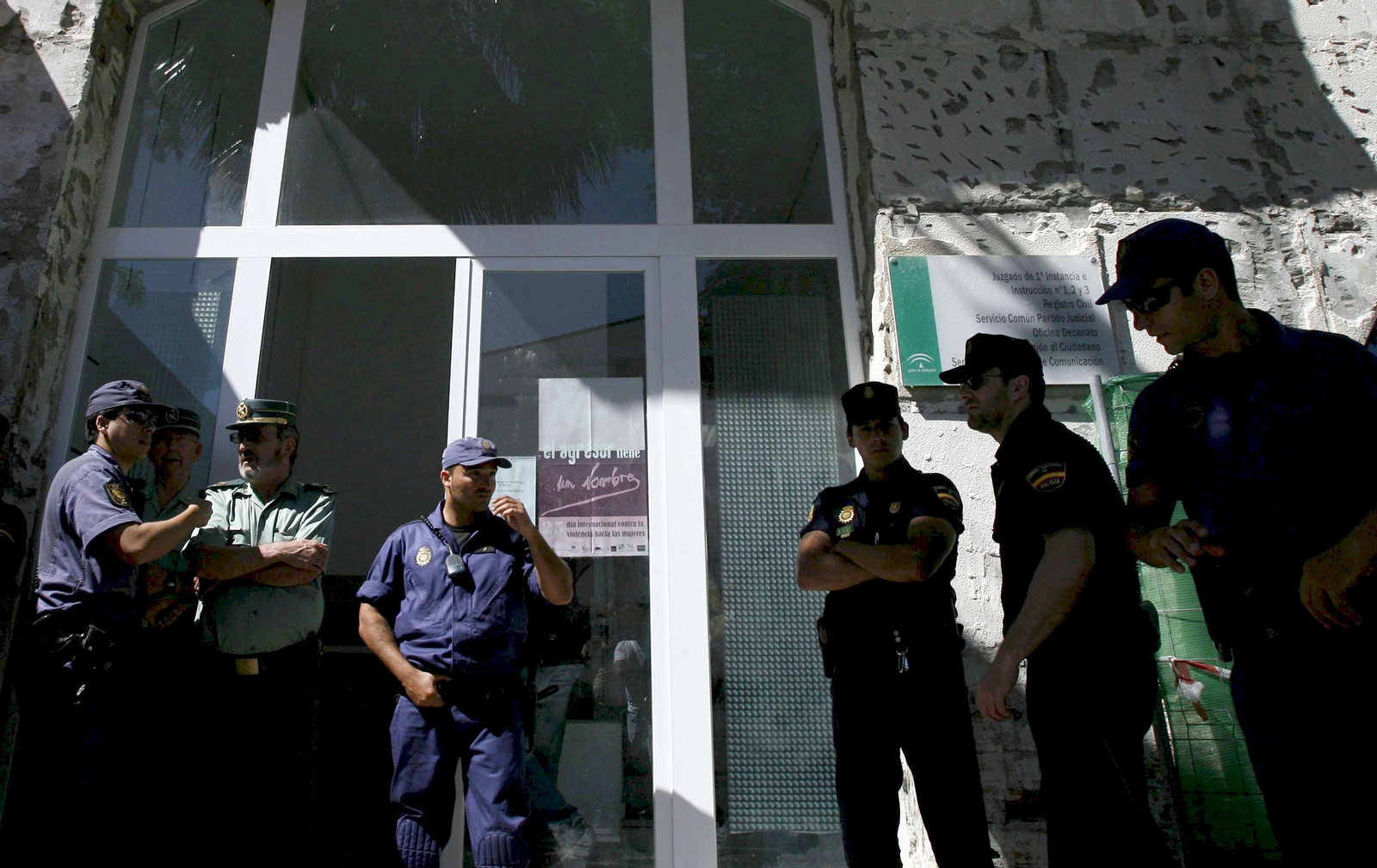 Policías, en la puerta del Ayuntamiento.