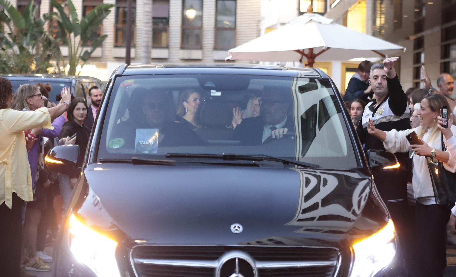 Grammys Latinos en Sevilla, la espera en la puerta de los hoteles