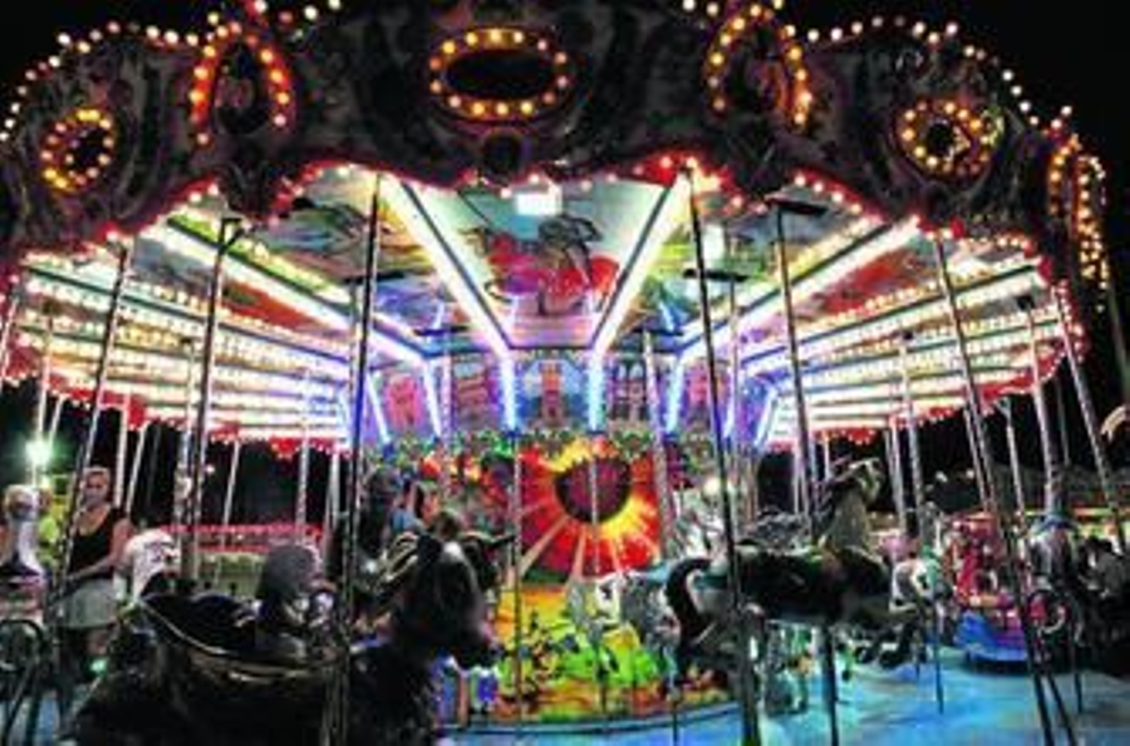 Niños y niñas se divierten en uno de los tiovivos de la Feria, una de las atracciones preferidas por los pequeños.