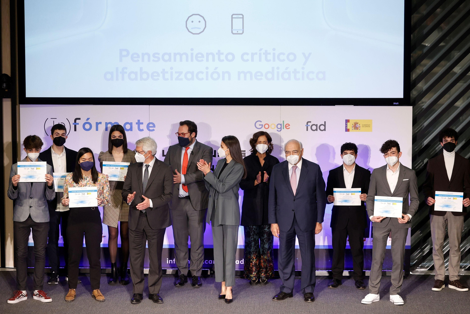 La reina Letizia  y el presidente del patronato de la Fundación de Ayuda contra la Drogadicción (FAD), Ignacio Bayón, posan junto a los galardonados en los premios 'InfoInfluencers'