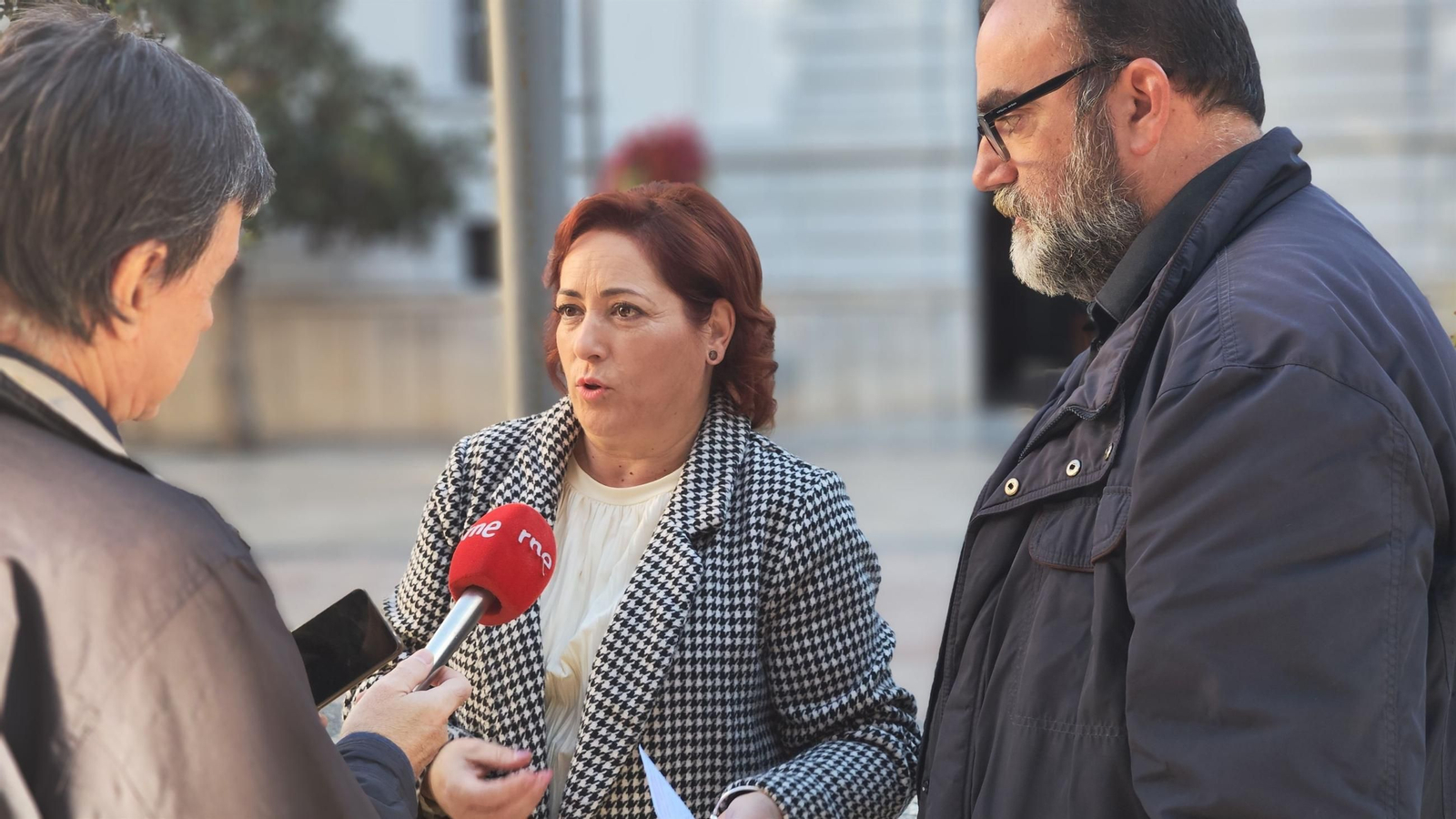 Los coordinadores provincial y local de IU en Granada, Mari Carmen Pérez y Paco Puentedura