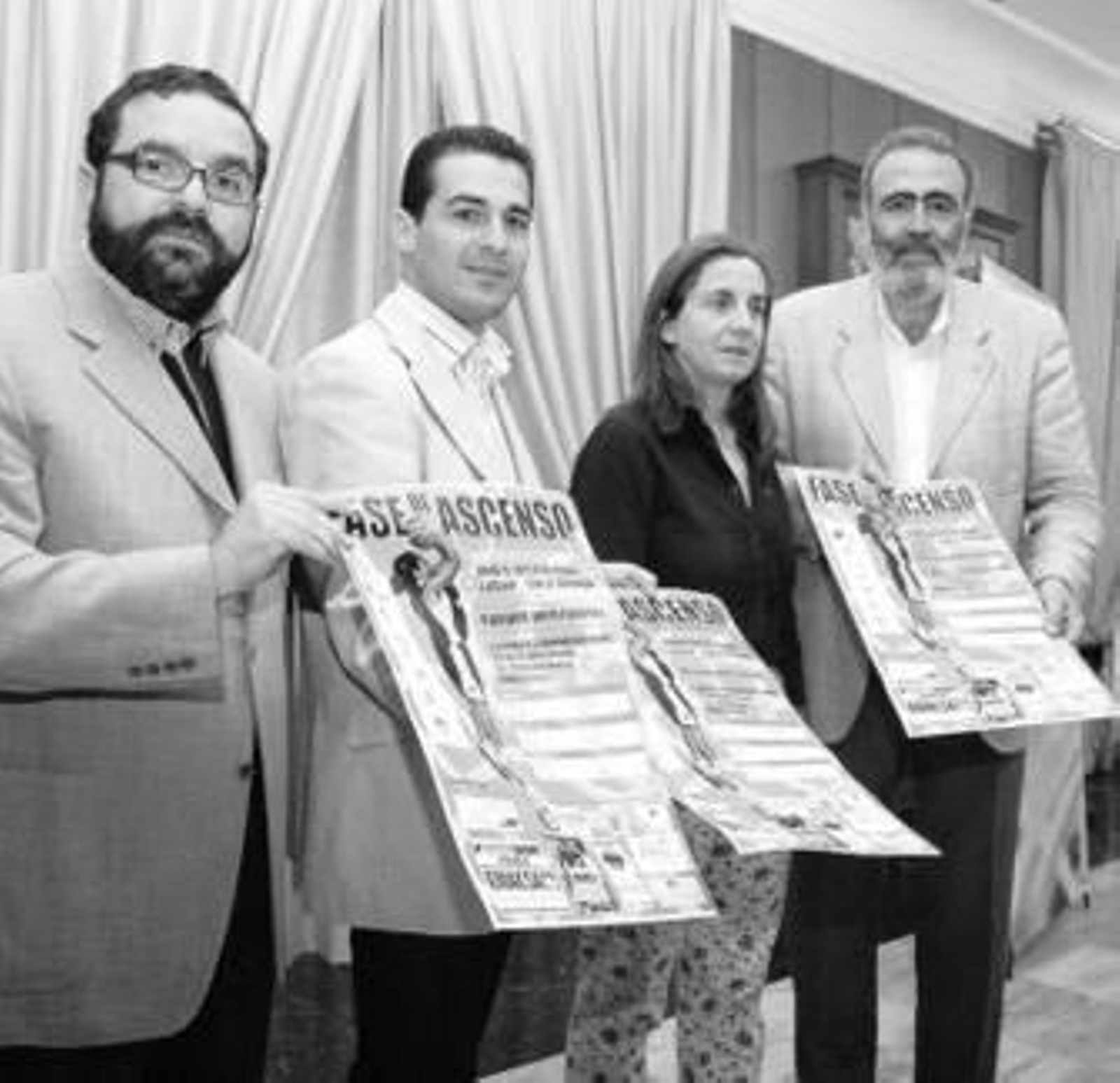 Rojano, Lozano, Carmona e Igualada posan con el cartel de la fase.