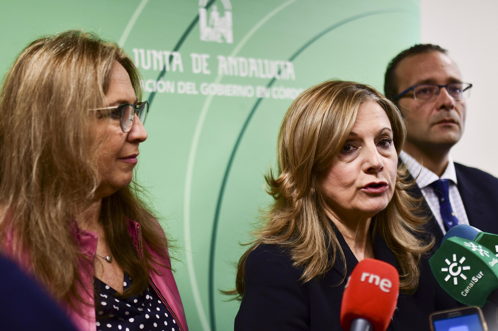 María de los Ángeles Luna, Marina Álvarez y José Manuel Cosano, antes de la reunión con profesionales del Distrito Sanitario Córdoba y Guadalquivir. María de los Ángeles Luna, Marina Álvarez y José Manuel Cosano, antes de la reunión con profesionales del Distrito Sanitario Córdoba y Guadalquivir.