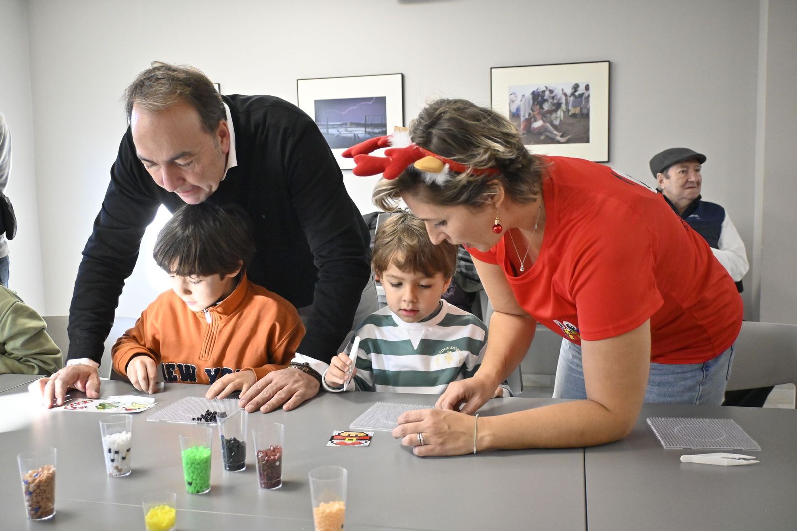 Las fotografías el taller que ofrece la Fundación Cajasol más espectáculo variado con Triky Trake
