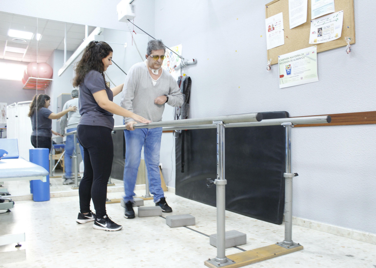 El paciente Rafael Cerezo realiza ejercicios de rehabilitación en Acodace.