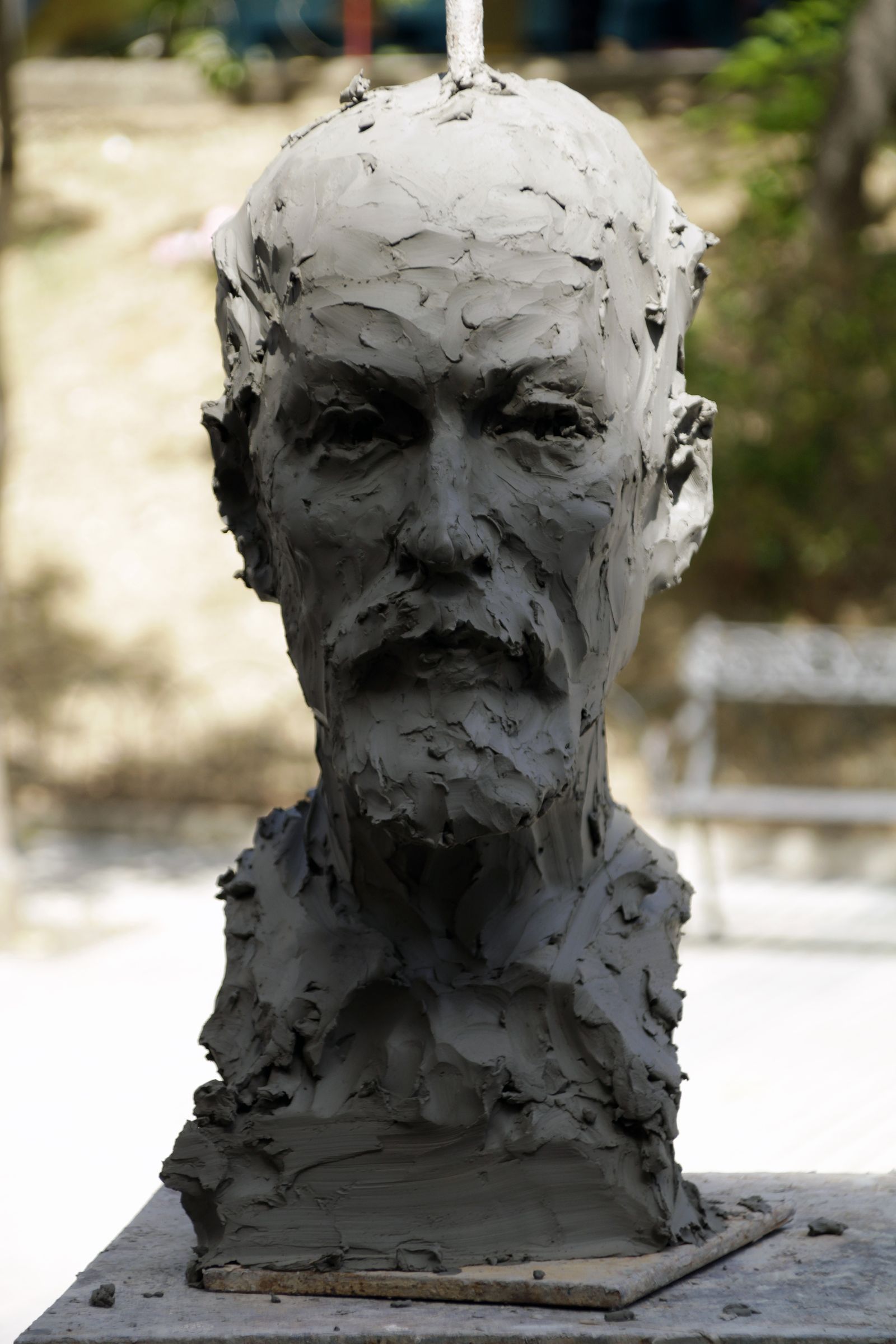 Modelado del escultor Martín Lagares con motivo de la II Feria del Emprendimiento en imágenes