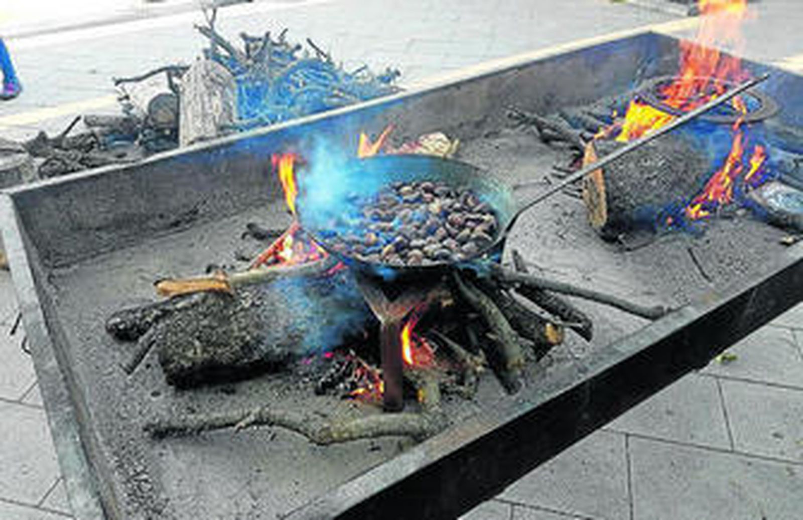 En las plazas de los pueblos se ubican numerosas sartenes donde se van asando las castañas.