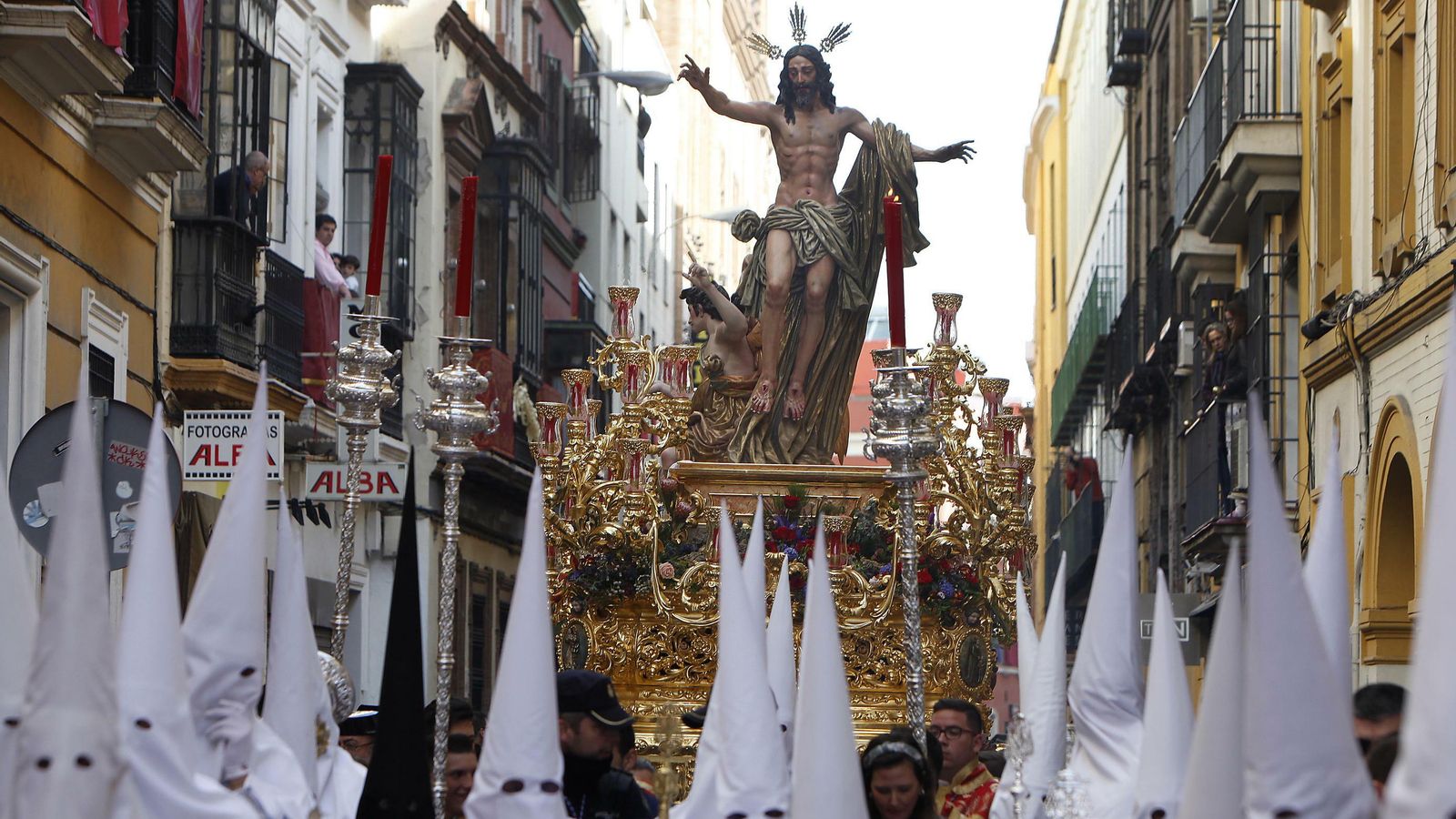 El Señor de la Resurrección por la calle Trajano