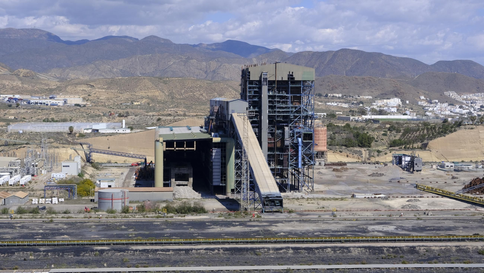 La voladura-demolición de la central térmica de Endesa en Carboneras, en imágenes