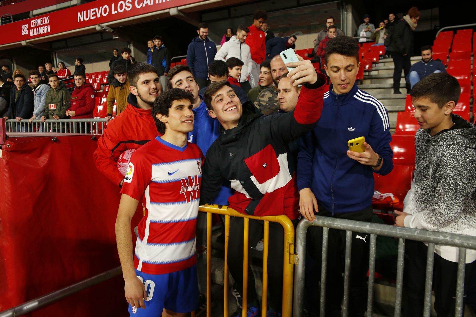 El nuevo jugador del Granada CF se tiros fotos con los aficionados rojiblancos.