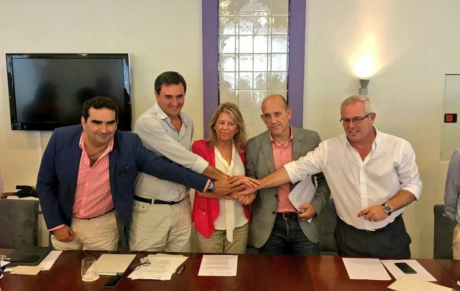 Ángeles Muñoz, junto a Manuel Cardeña y Felix Romero, a su izquierda, y Manuel Osorio y Rafael Piña, a su derecha.