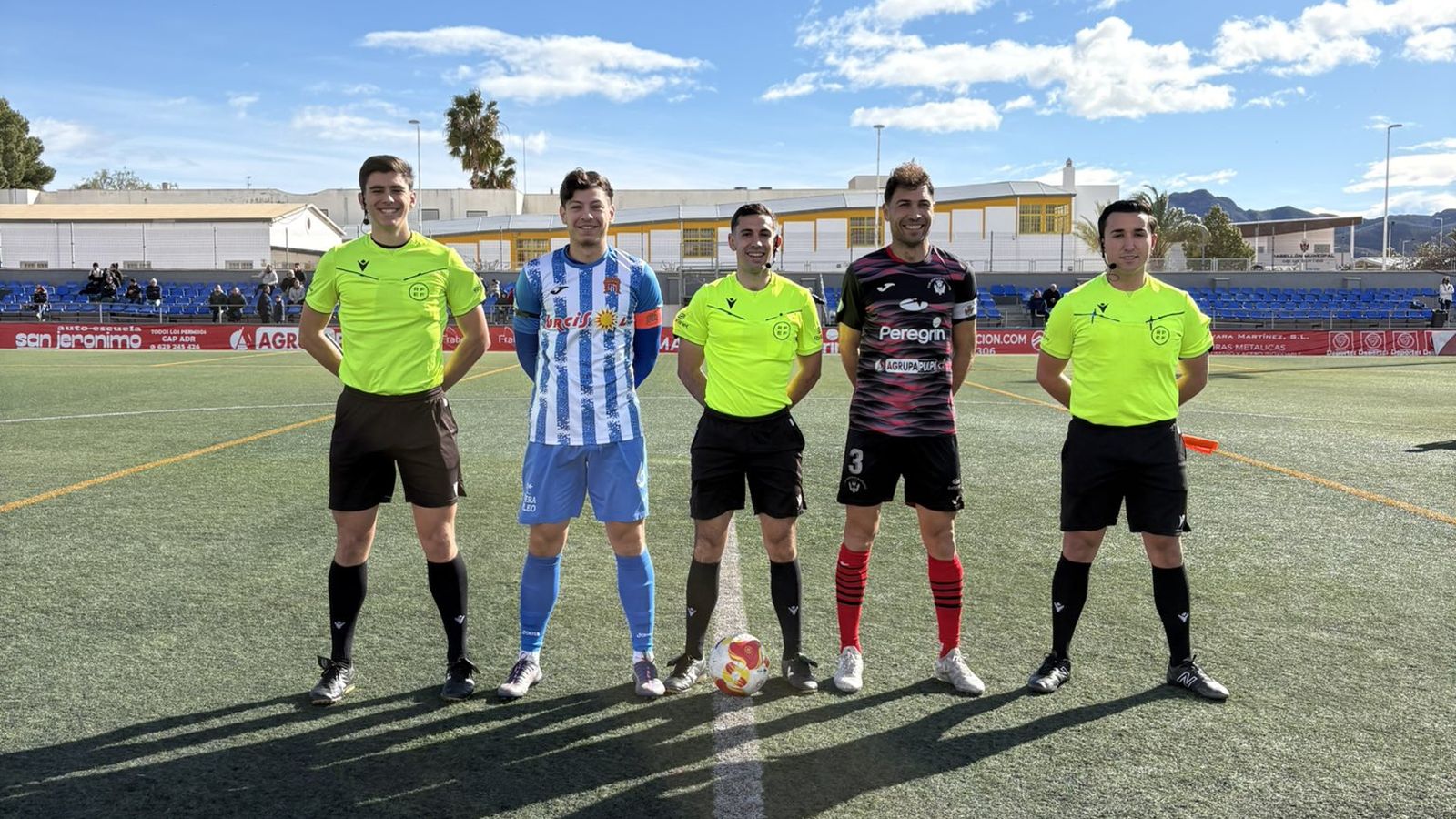 Los capitanes del Atlético Pulpileño y Águilas B posan con el trío arbitral antes del comienzo del encuentro.