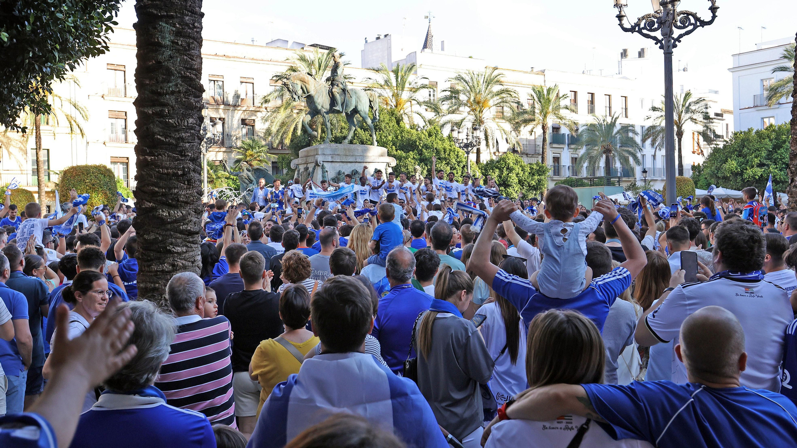 Baño de masas del Xerez CD en Jerez por su ascenso