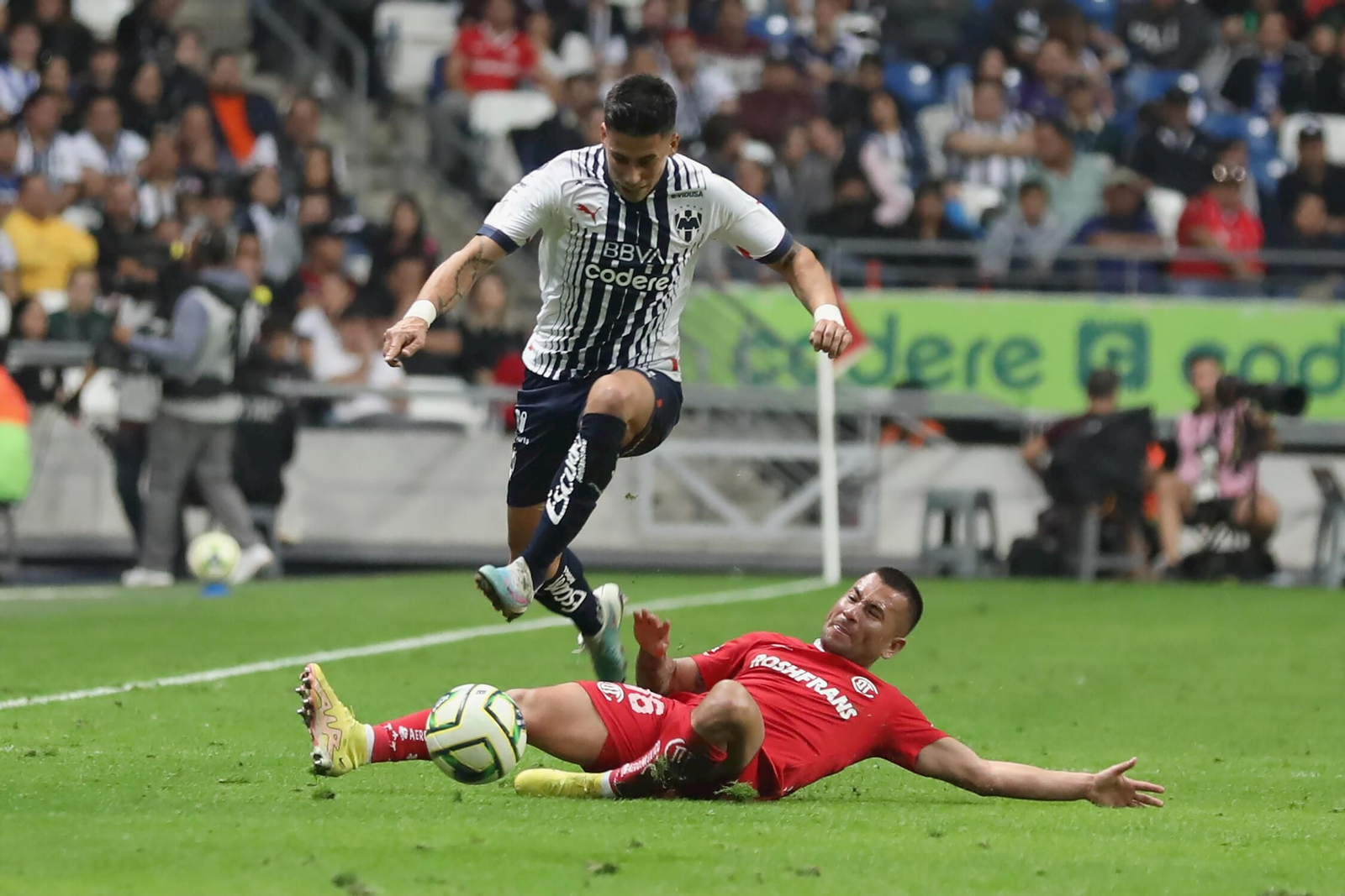 Maxi Meza supera a un rival en un Rayados-Toluca del Torneo Clausura.