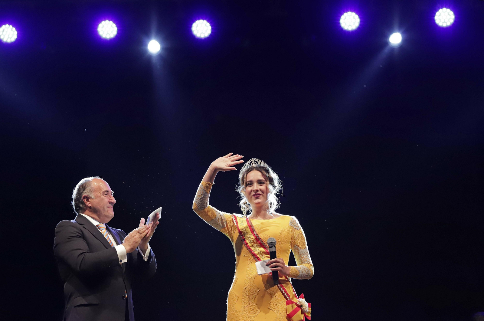 Pilar Gavira saluda junto a José Ignacio Landaluce tras ser coronada reina de la Feria Real