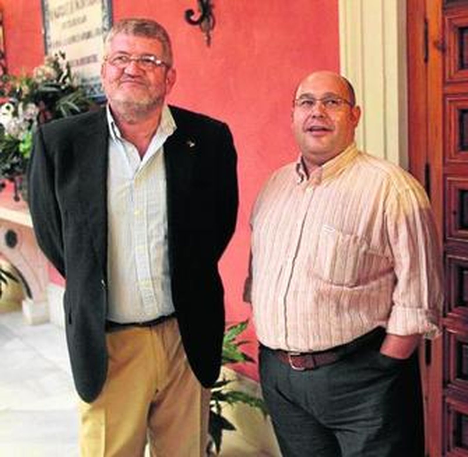 Leo Chaves y Juan Llaneza posan en la recepción al equipo cadete en la sede de Cajasol.