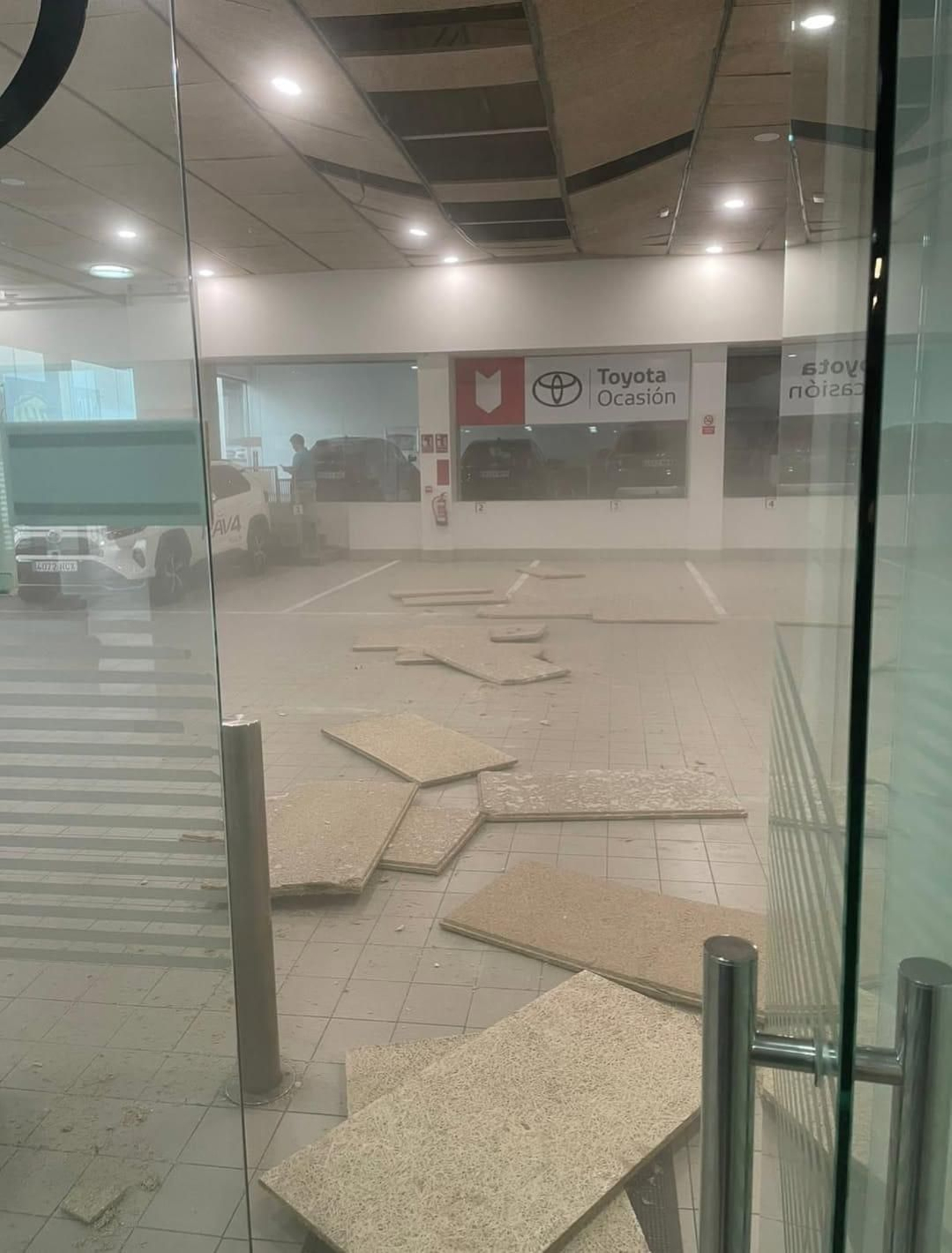 Daños en el concesionario Toyota de Huércal de Almería.