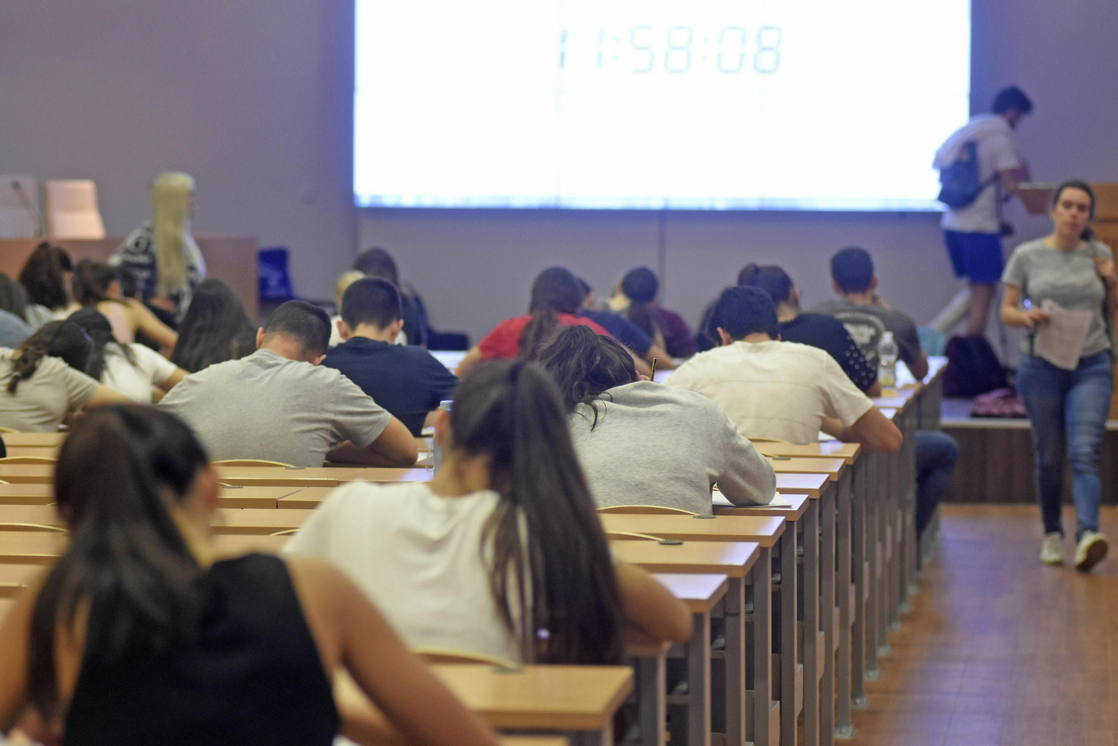 Alumnos durante las pruebas de acceso a la Universidad en la Facultad de Medicina.