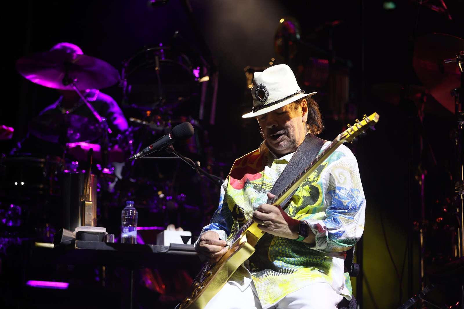 Carlos Santana en un momento de su actuación en la bodega Las Copas.