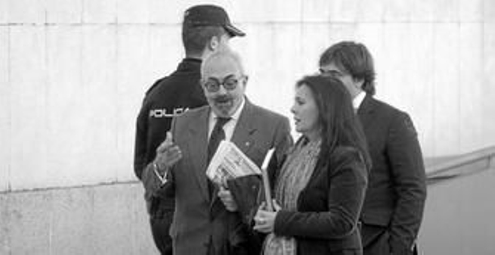 1. Manuel Domínguez Salcedo, abogado defensor de Rosa del Valle, ayer saliendo del Palacio de Justicia junto a los compañeros de apoyo que lo están auxiliando en el juicio. 2. A la derecha de la imagen, el letrado del pederasta Del Valle, Juan López Rueda, en un momento del juicio junto al compañero que lo asiste 3. El fiscal Alfredo Flores, que lleva la acusación pública, y el abogado de la familia Cortés, Alberto Revuelta, en la sala de vistas.