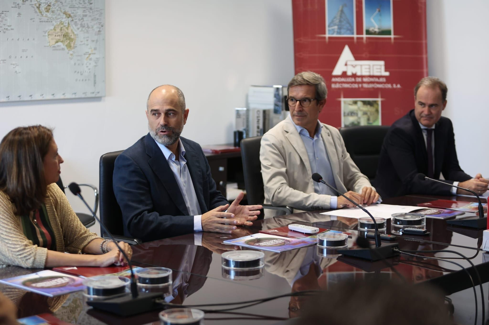 Jorge Paradela visita la sede de Ametel.