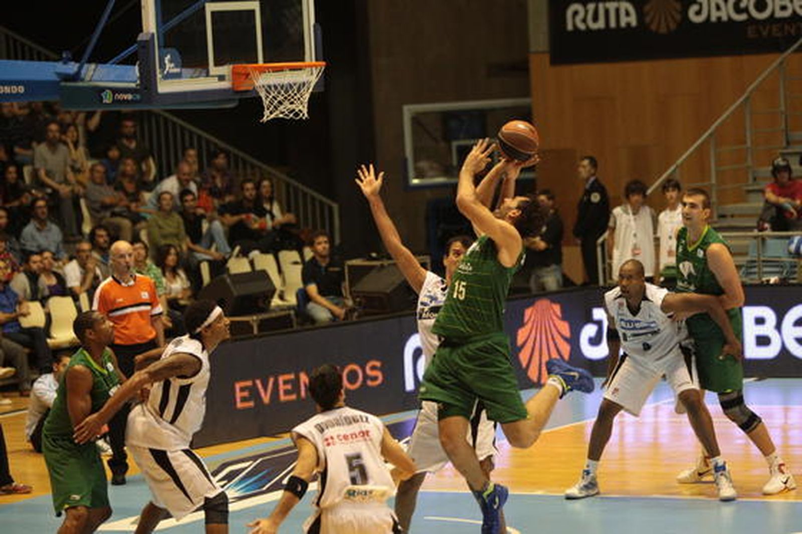 Unicaja vence en Santiago al Blusens Monbus por 71-78 después de sobreponerse a un mal inicio

Foto: ACBMEDIA