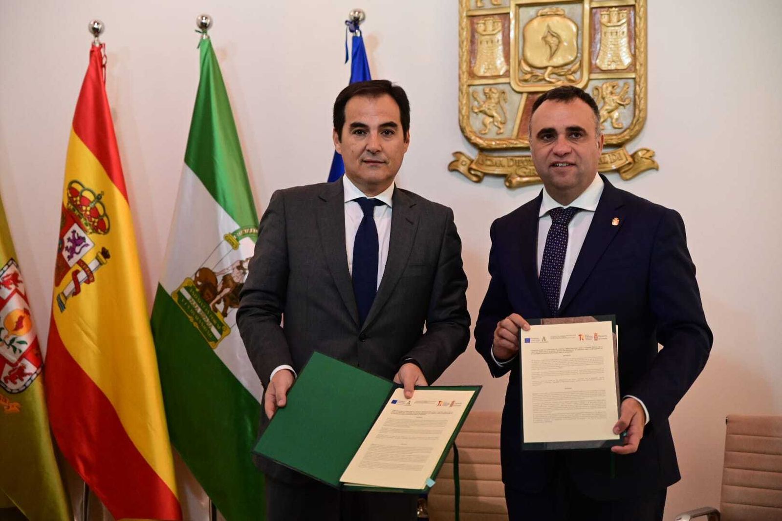 José Antonio Nieto y Francis Rodríguez tras la firma del acuerdo.