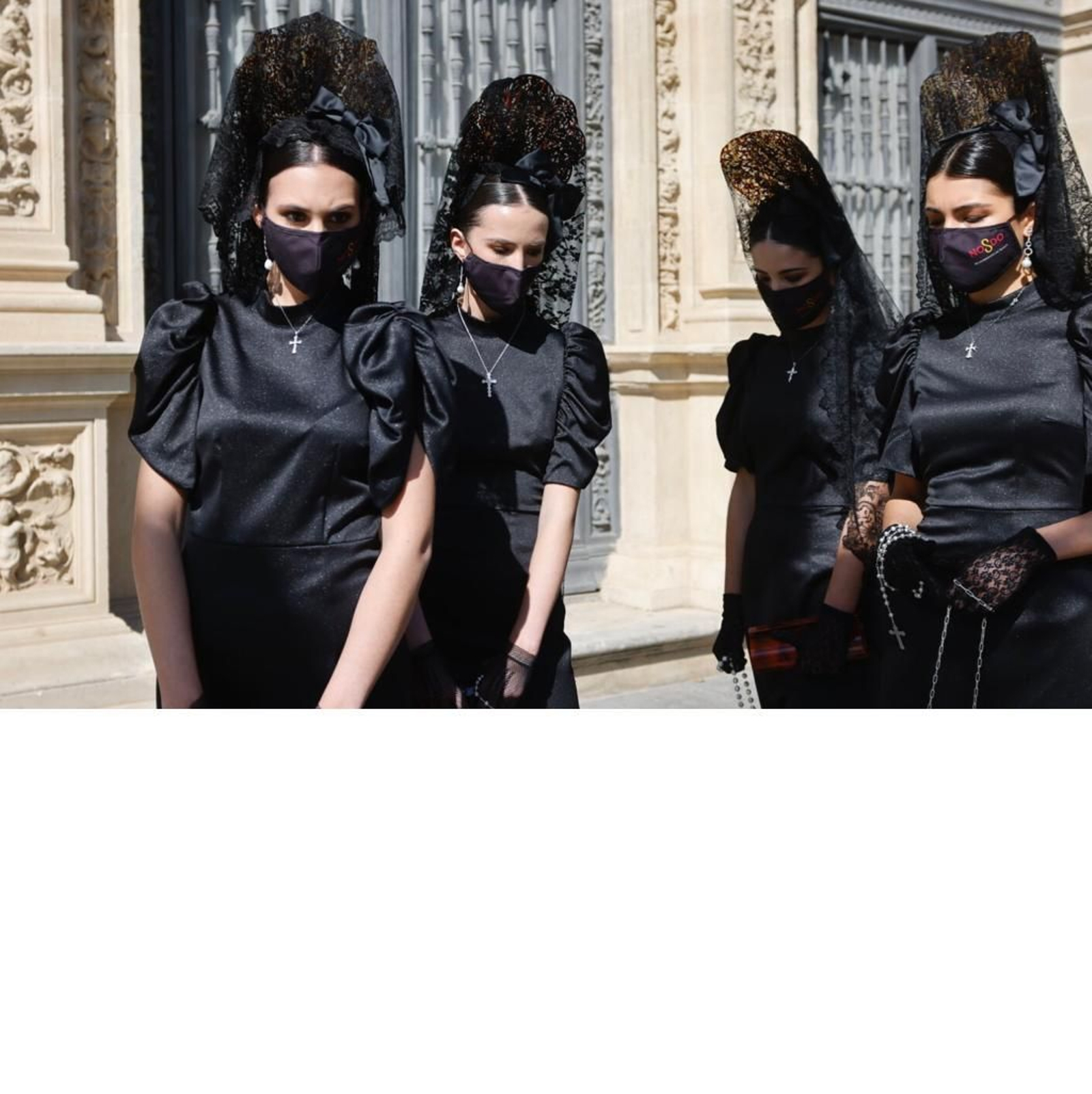 Mujeres vestidas de mantillas durante la presentación de la iniciativa 'La mantilla, Sevilla del dolor a la alegría'.4 Mujeres vestidas de mantillas durante la presentación de la iniciativa 'La mantilla, Sevilla del dolor a la alegría'.4