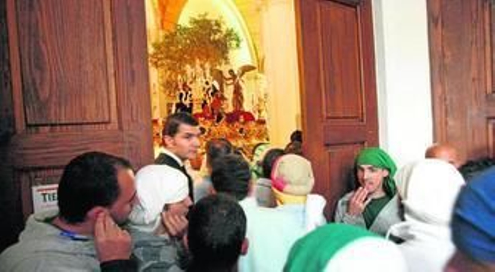Sólo desde la puerta de la calle, sin poder acceder al interior, se tuvo un pequeño ángulo del templo con los pasos de la Hermandad de la Oración en el Huerto.