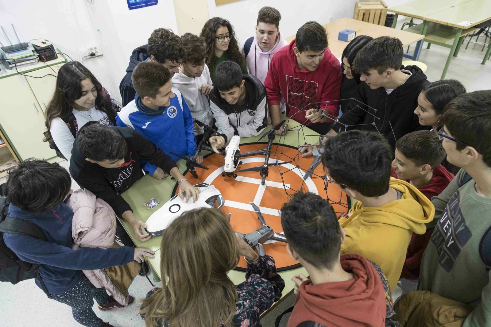Los estudiantes del IES Miguel Servet, en torno a varios drones.