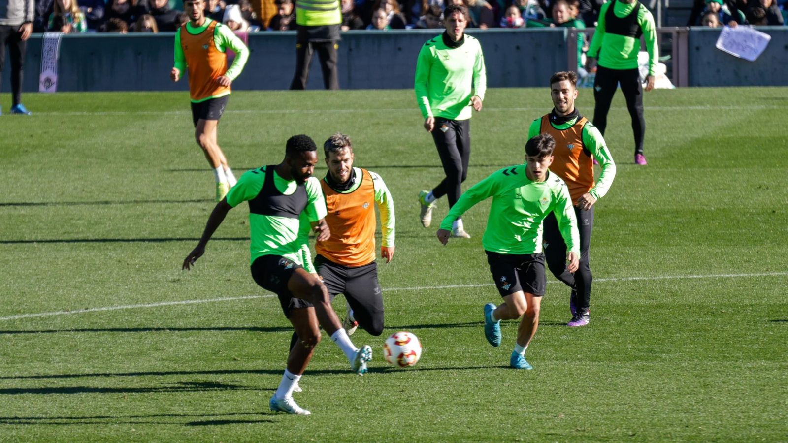 Los jugadores del Betis en el entrenamiento a puerta abierta