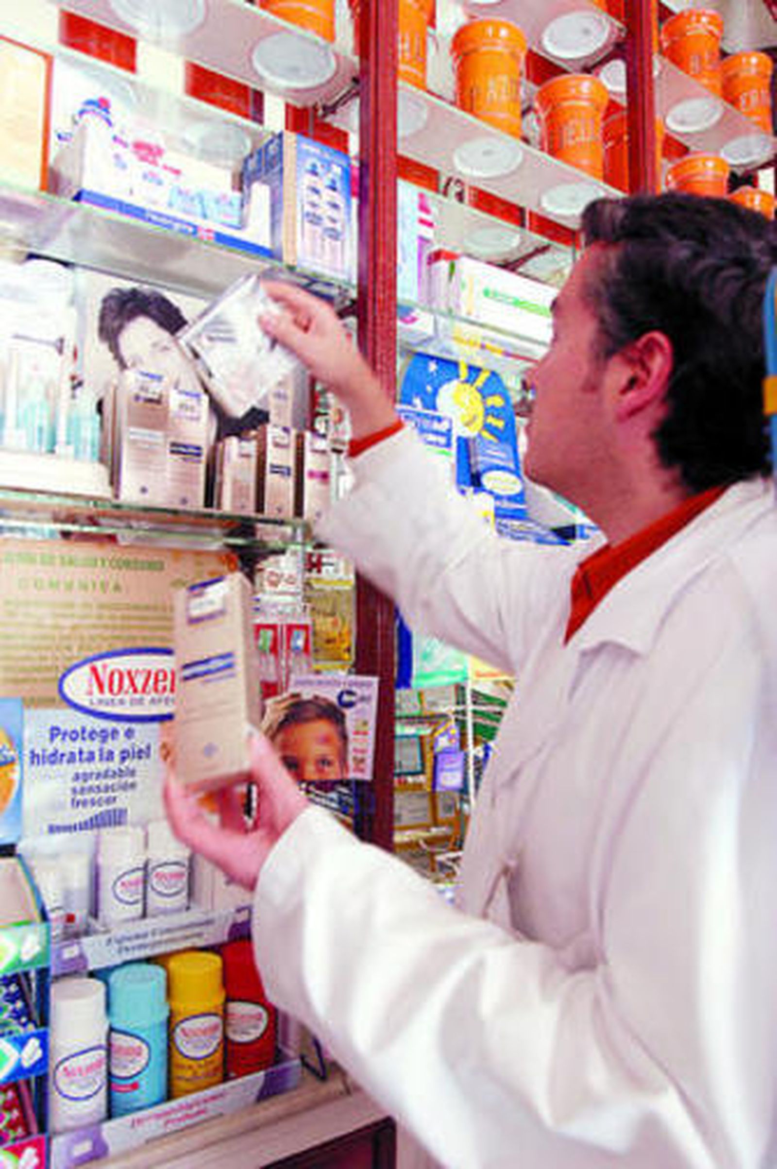 Un profesional repone existencias en una botica.