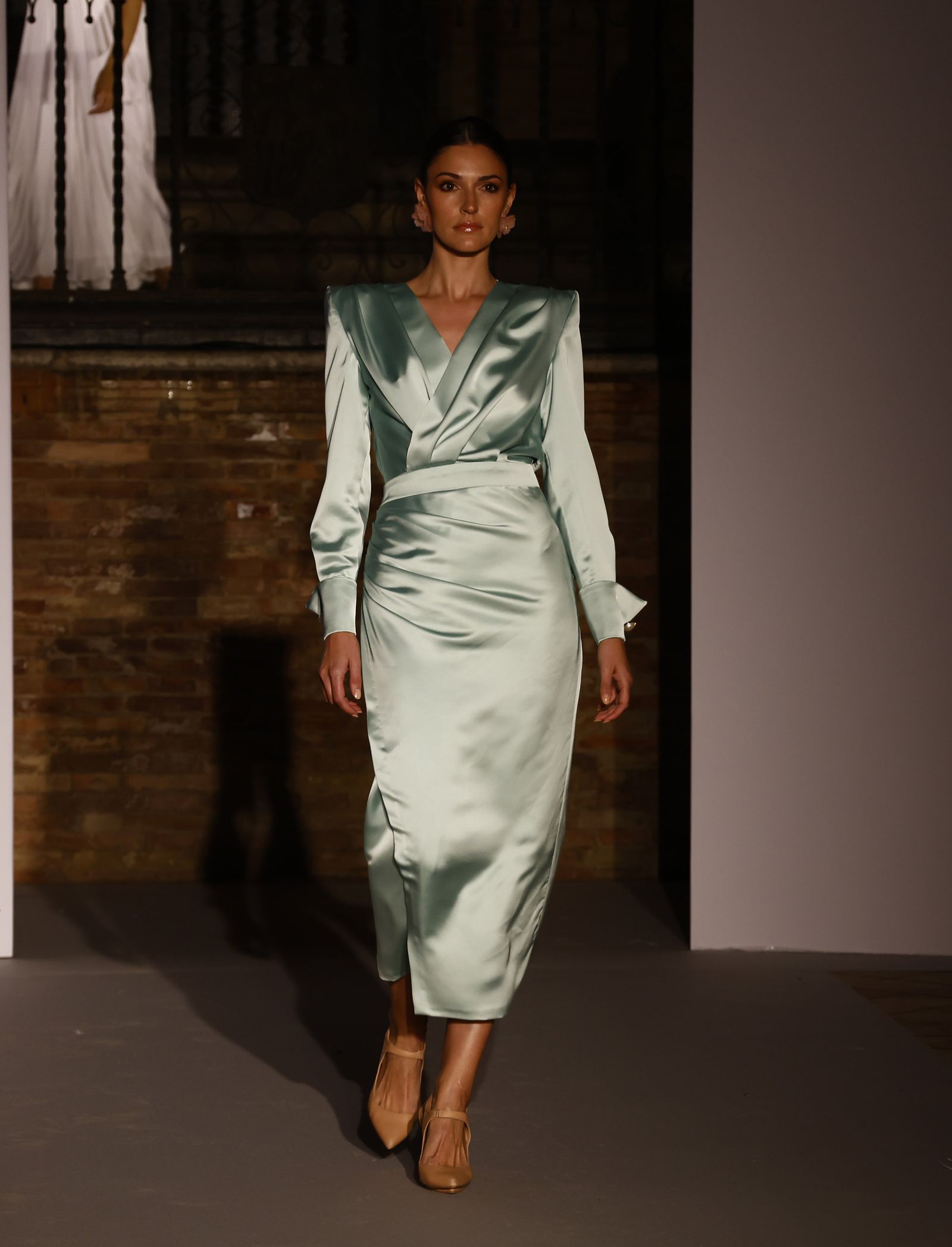 Las tendencias en vestidos de novia e invitada de la pasarela SIQ, en fotos