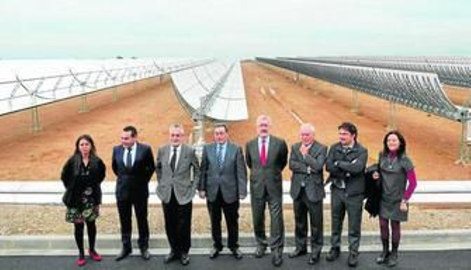 El presidente de la Junta, junto a los directivos de la empresa promotora y alcaldes de la comarca de la Vega del Guadalquivir.