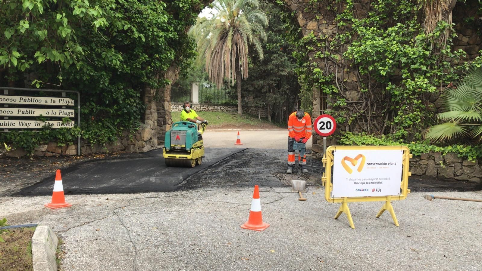 Operarios del Ayuntamiento trabajando en la mejora de los viales.
