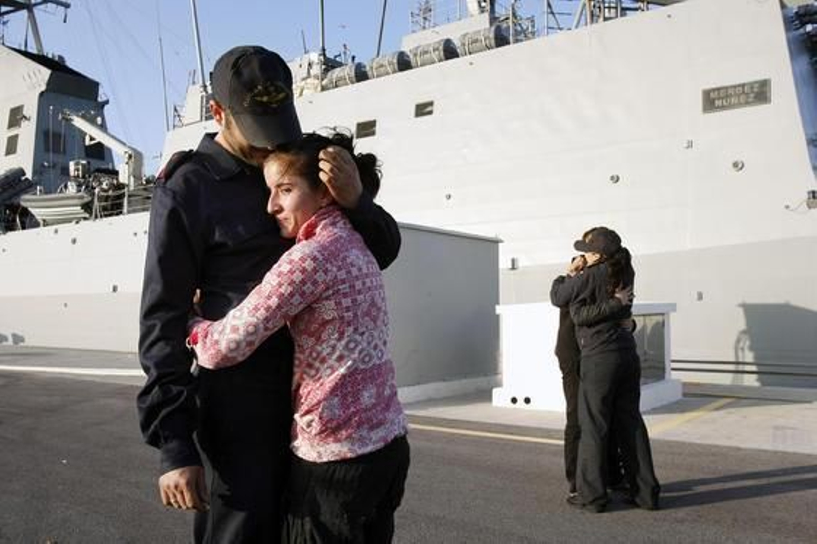 La fragata Méndez Núñez ha partido esta tarde de la Base Naval de Rota, con la presencia de la ministra de Defensa, Carme Chacón./Fito Carreto

Foto: Fito Carreto