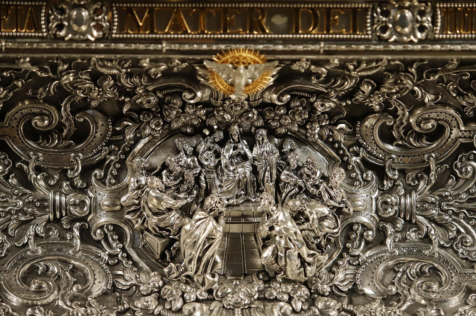 Imágenes de la Virgen del Rocío y sus nuevas andas